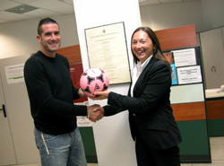 Alessandra Senserini, titolare dell' agenzia 4 di Livorno, consegna il pallone Tango di 'Campioni del Monte' a Cristiano Lucarelli